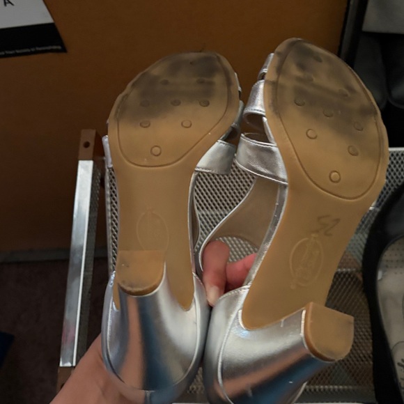 Life stride Women's Silver Sandals 8.5M GUC HOLIDAY PARTY heels NYE - Picture 8 of 16